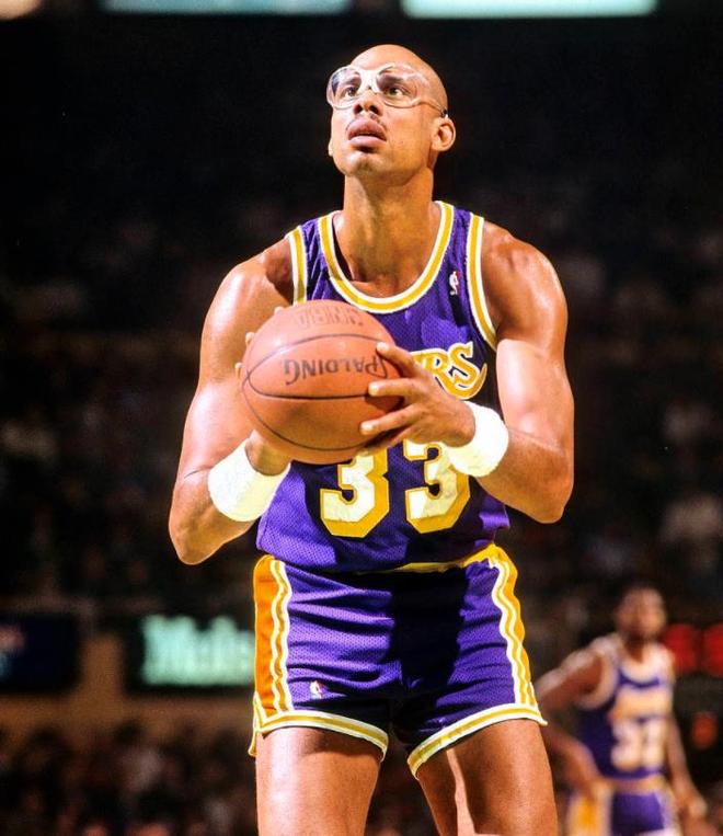 足球和篮球观赛热回暖，全球关注度持续上升（足篮赛事观赛热度回升，全球关注再攀高）