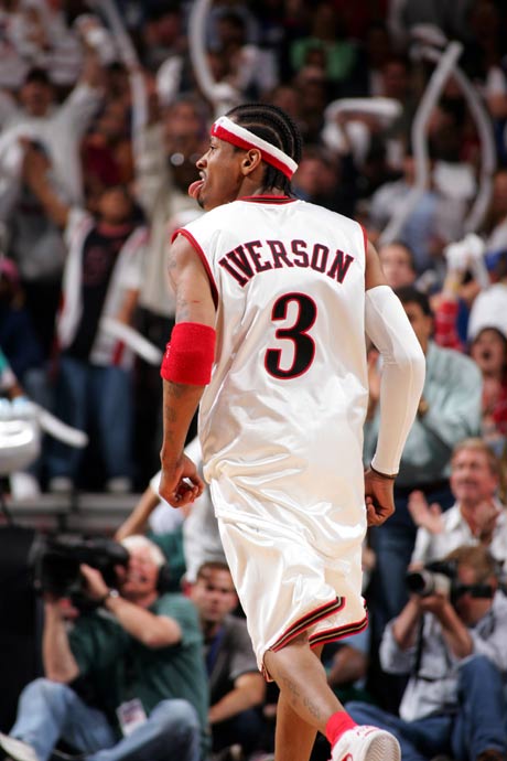 上海申花客场对阵广岛三箭，虽0-2落败，但有望晋级，展现顽强斗志，助力海港复仇。（申花客场0-2负广岛三箭 仍存晋级曙光，顽强斗志助力海港复仇）