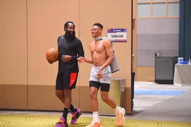 斯帕莱蒂：球员们脸上不再是满足的表情，而是更加放松的表情（斯帕莱蒂：球员们脸上的满足已褪去，取而代之的是更放松的神情）