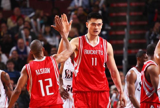 米体：斯帕莱蒂准备重新整合现有球员，由三中卫变阵四后卫（米体：斯帕莱蒂拟重组现有阵容，后防由三中卫改打四后卫）